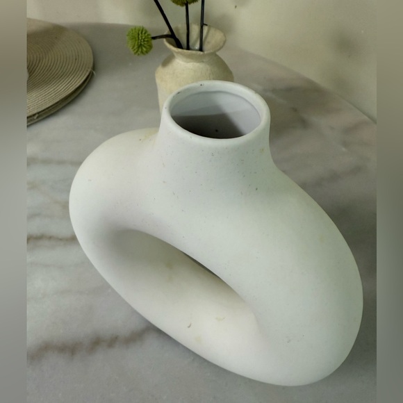 Modern White Ceramic Vase - Picture 4 of 6